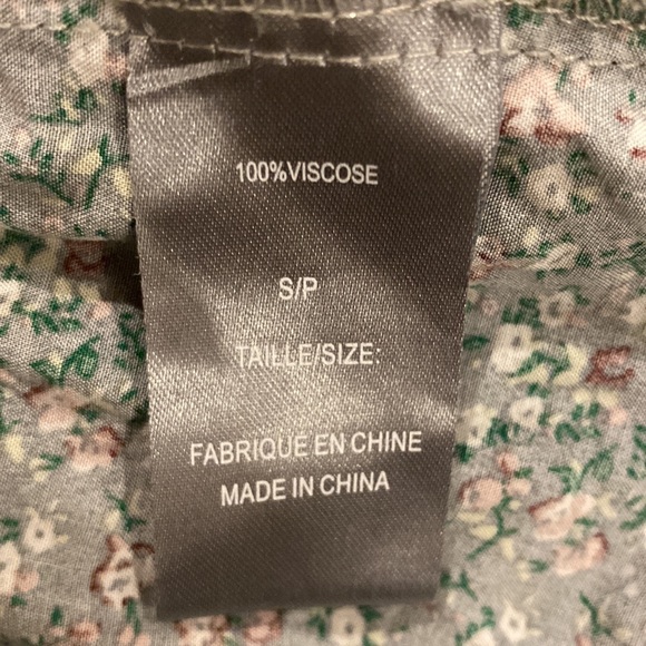 Suzy Shier Rouged and Flowy Floral Dress Size Small. - Picture 5 of 5